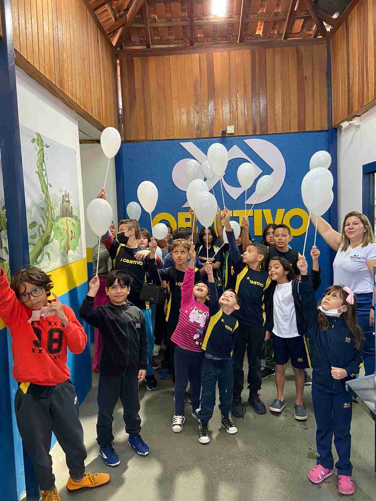 Emocionante! Colégio Objetivo Ibaté faz ato em prol da fé, do amor e da paz