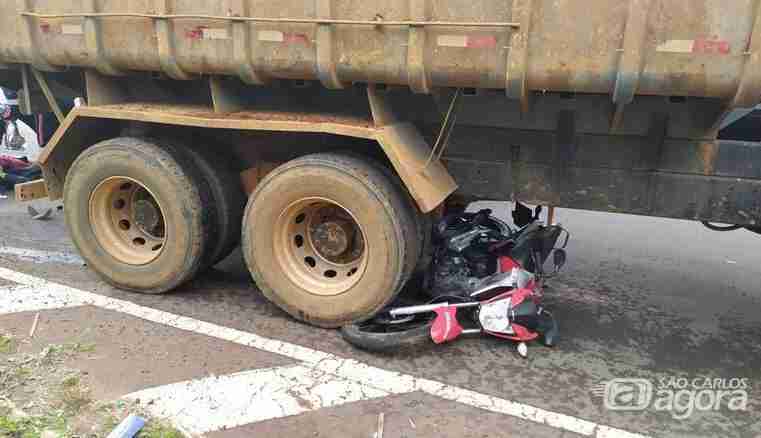 Motociclista morre após ser atropelado por caminhão próximo ao Shopping de São Carlos