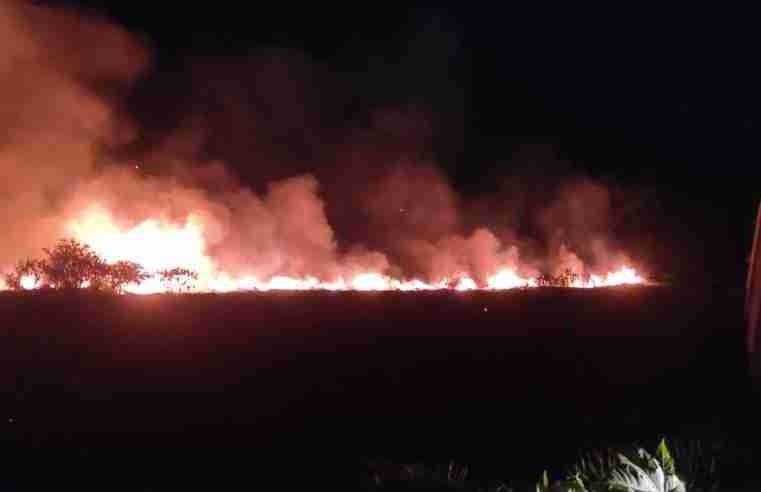 Incêndio de grandes proporções atinge mata no Domingos Valério em Ibaté