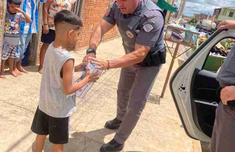 PM atende pedido de carta de natal e entrega cesta e carrinho a garoto de 7 anos em Ibaté
