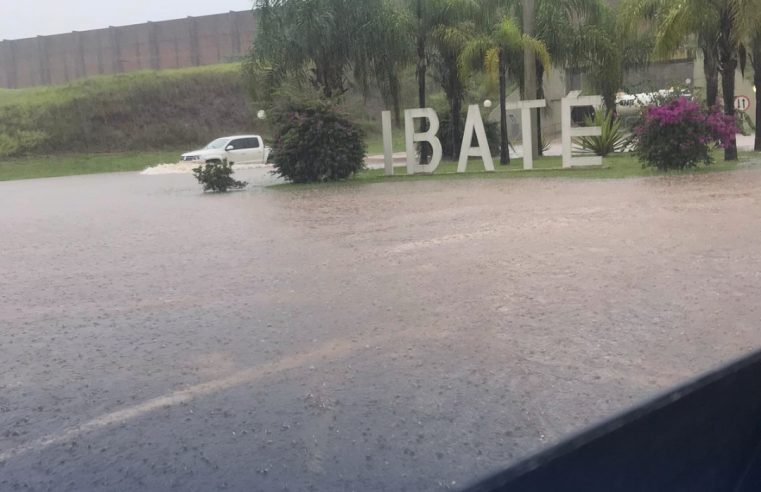 Rotatória do Jardim Cruzado volta a ficar alagada e intransitável devido a chuva