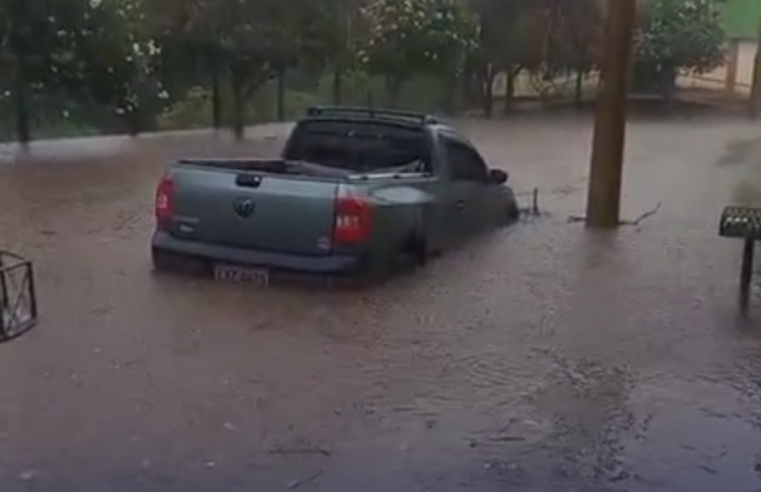 Rua de Ibaté fica totalmente alagada por causa de lixo jogado pela população