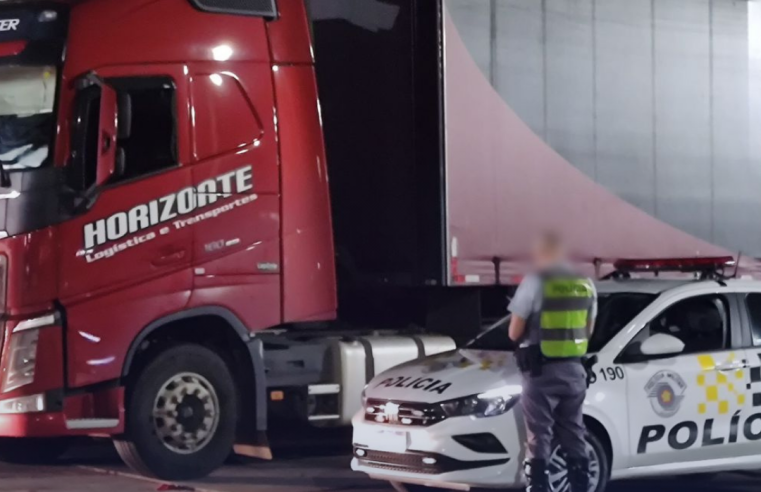 Caminhoneiro é encontrado morto dentro de carreta na Washington Luís em Araraquara