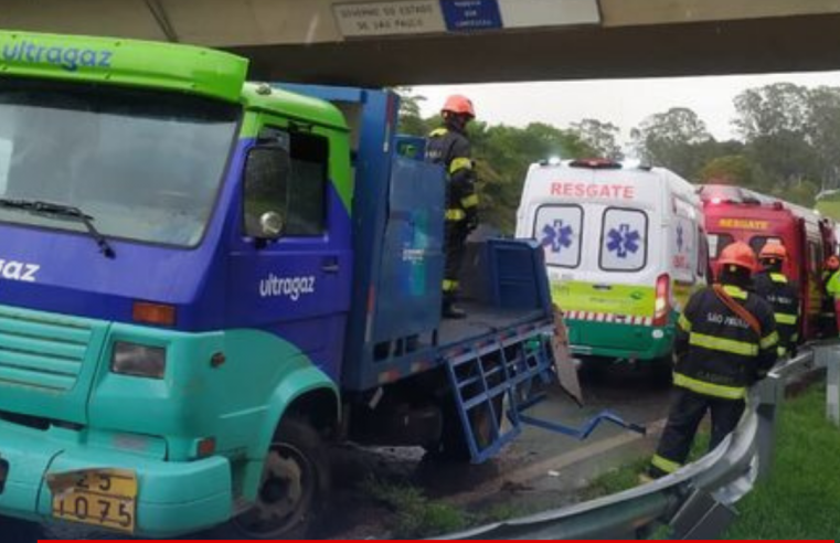 Caminhão carregado com botijão de gás é atingido por bitrem na Washington Luís em São Carlos