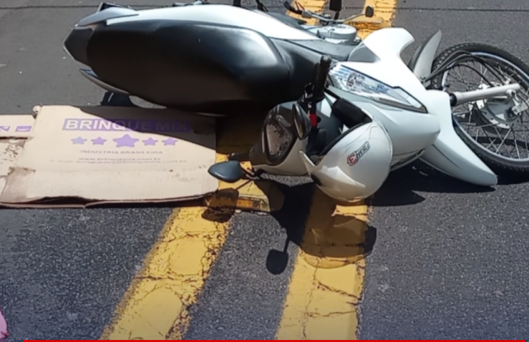 Mulher sofre acidente de moto e bate o rosto no chão do Centro de Ibaté