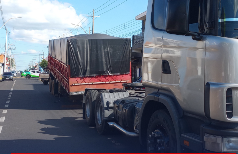 Carreta se desprende de caminhão e interdita a Avenida São João em Ibaté