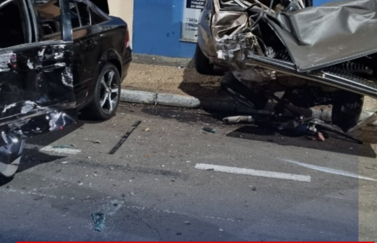 Grave acidente deixa veículos destruídos no Centro de São Carlos