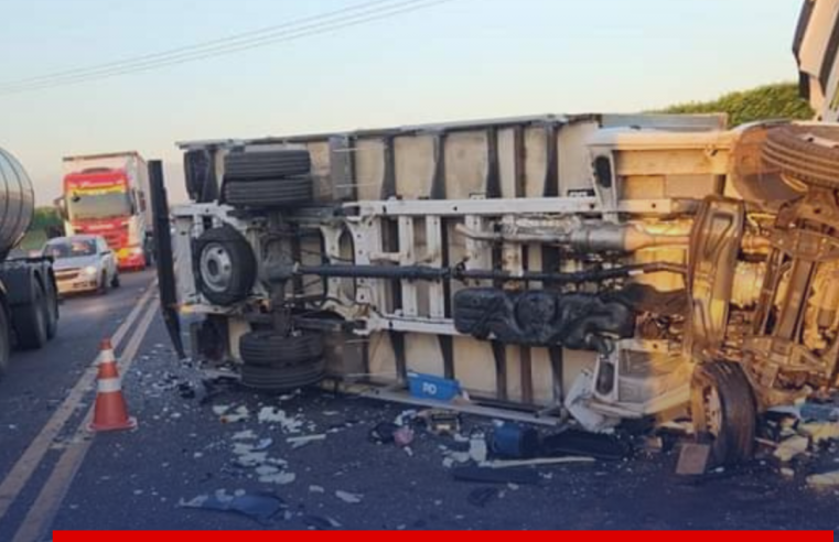 Colisão frontal entre caminhões deixa motorista preso nas ferragens em Rincão