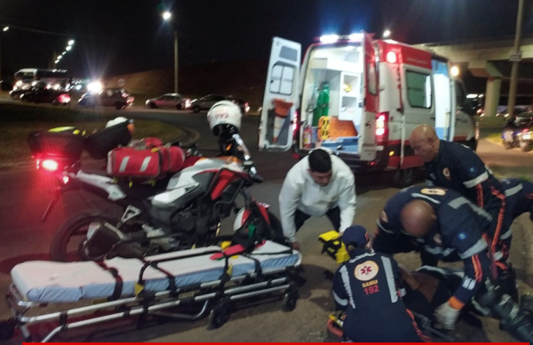 Motociclista fica ferido após entrar debaixo de caminhão em São Carlos