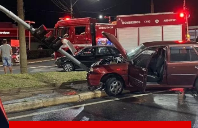 Jovem atinge oito carros e derruba poste durante fuga da Guarda Municipal de Araraquara