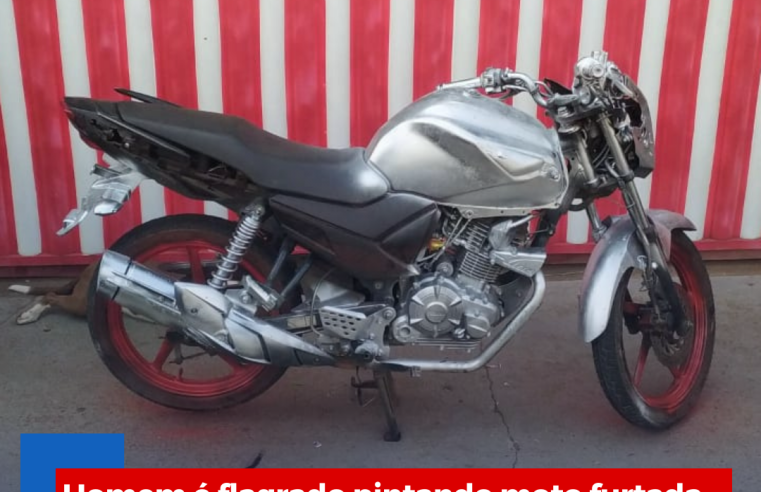 Homem é flagrado pintando moto furtada em rua movimentada no São Benedito