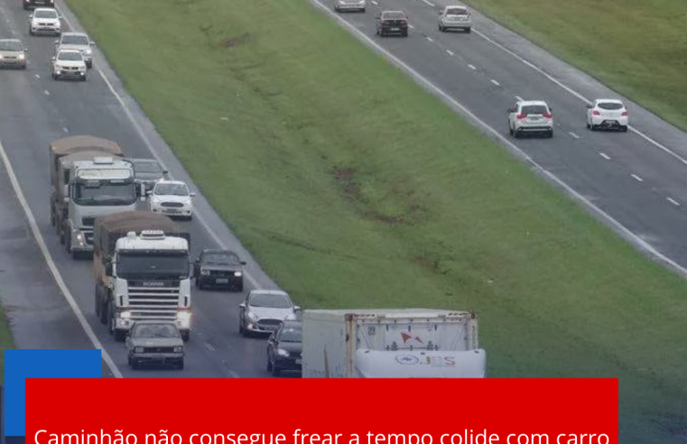 Caminhão não consegue frear a tempo colide com carro e tomba bloqueando rodovia
