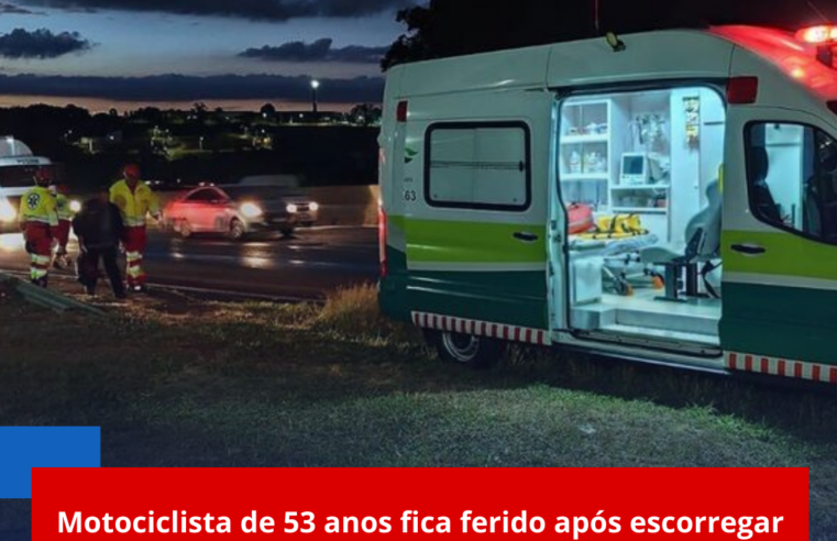 Motociclista de 53 anos fica ferido após escorregar em mancha de óleo na Rodovia Washington Luís