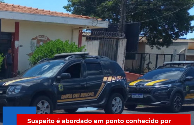 Suspeito é abordado em ponto conhecido por tráfico; drogas são apreendidas