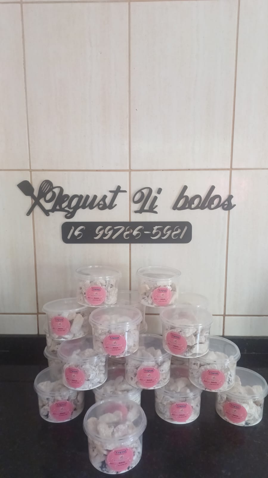 📣 Você merece esse sabor! 😋✨Na Legust Li Bolos, a estrela é ela: a irresistível Bolacha Sprit!Feita com nata fresquinha e recheio generoso de goiabada, essa delícia derrete na boca e traz aquele sabor de infância que aquece o coração. 💖👉 É impossível comer uma só!