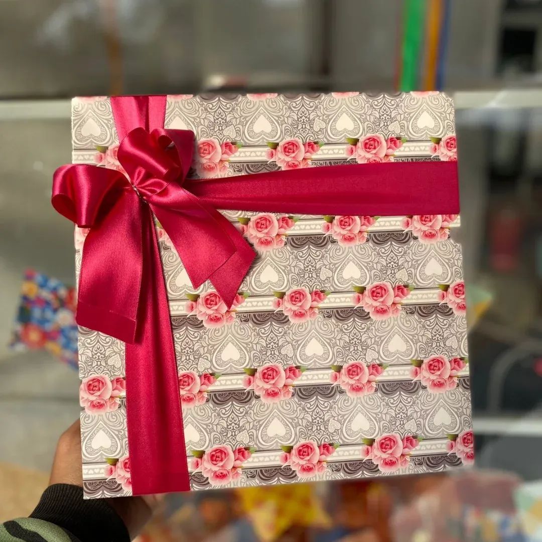 🎁✨ Surpreenda quem você ama com um presente bem embrulhado! ✨🎁O presente você já escolheu… agora falta aquele toque especial?A sua embalagem perfeita está aqui na Livraria e Papelaria Central do Carlão!