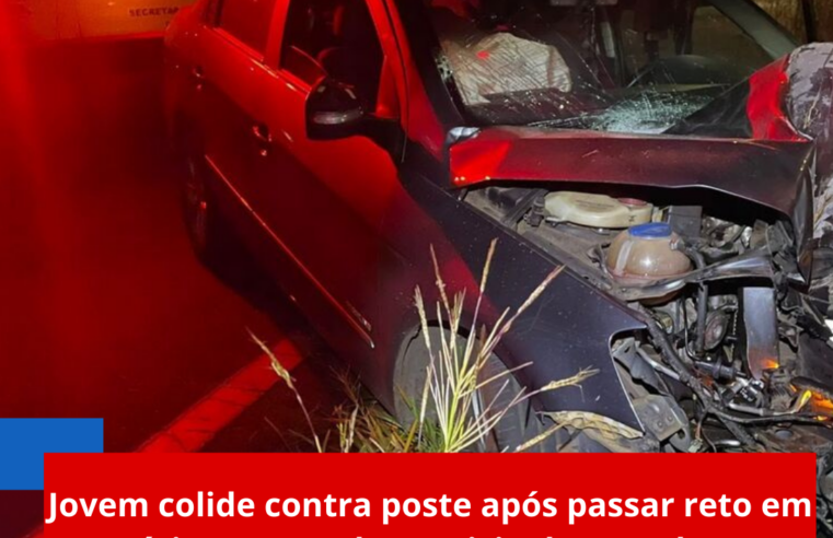 🚨 Jovem colide contra poste após passar reto em rotatória na Estrada Municipal Manoel Nunes 🚨