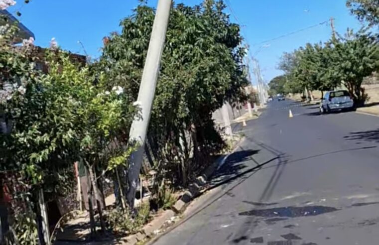 Poste quase cai após acidente no CDHU em Ibaté