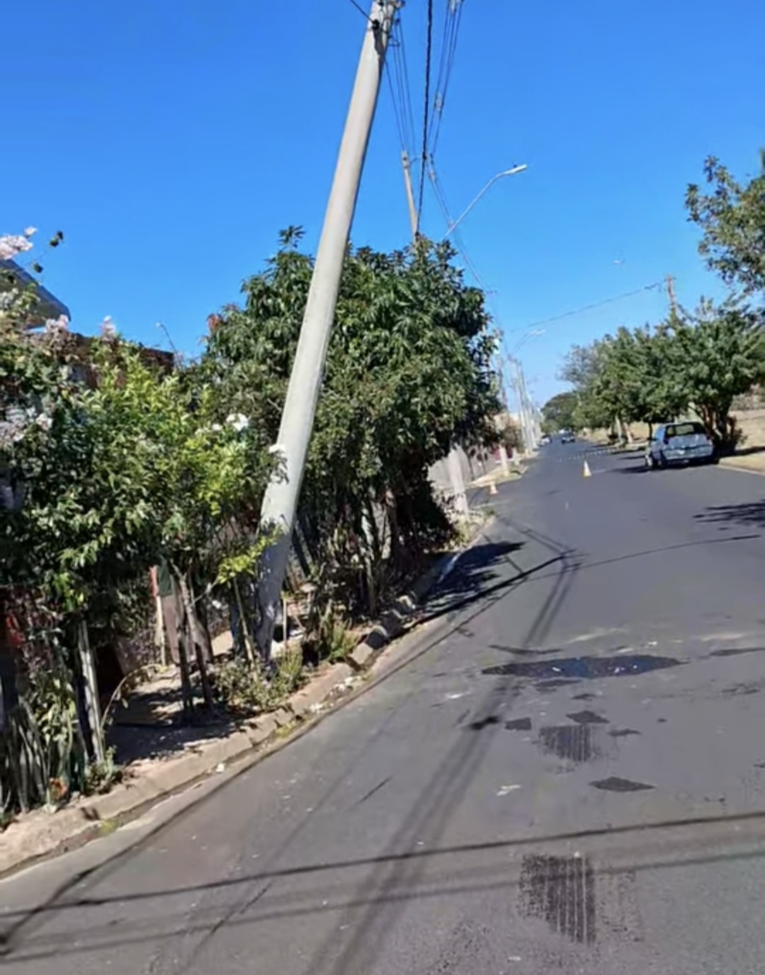 Poste quase cai após acidente no CDHU em Ibaté