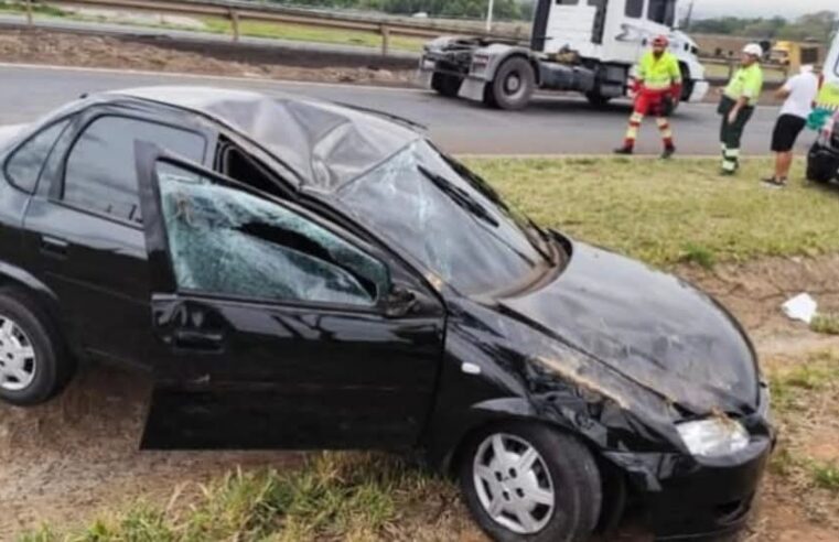 🚨 Após colisão, veículo capota na Rodovia Washington Luís, em São Carlos