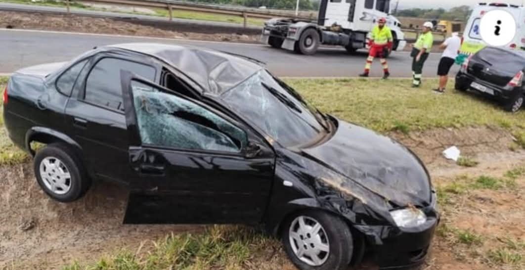 🚨 Após colisão, veículo capota na Rodovia Washington Luís, em São Carlos