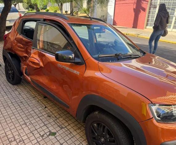 Colisão entre Kwid e Tracker no Centro de São Carlos deixa vítima presa nas ferragens