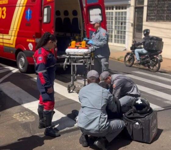 Motoboy fica ferido em colisão no cruzamento da 13 de Maio com São Joaquim em São Carlos
