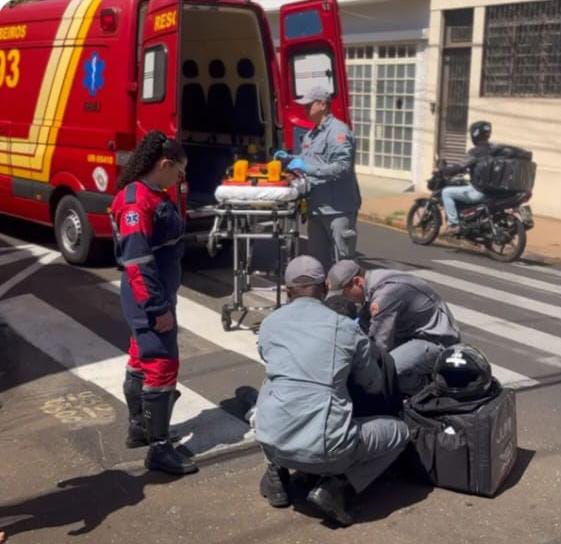Motoboy fica ferido em colisão no cruzamento da 13 de Maio com São Joaquim em São Carlos