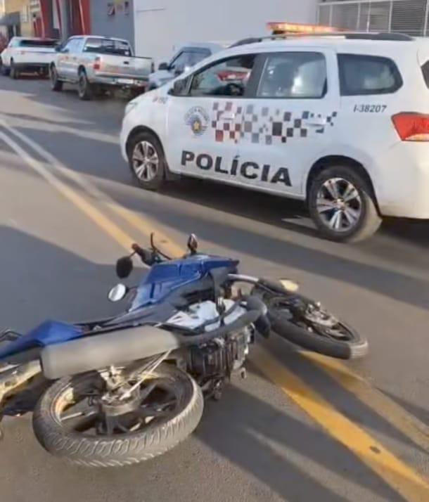 Motociclista se envolve em acidente na Raimundo Corrêa, em São Carlos