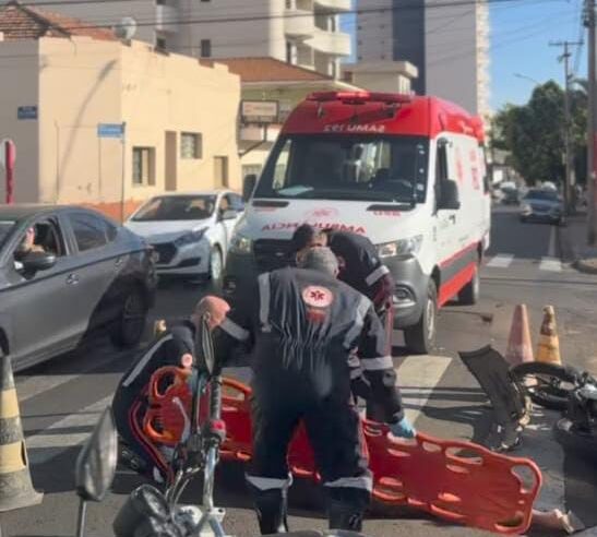 Motociclista fica ferido após carro avançar sinal de PARE em São Carlos