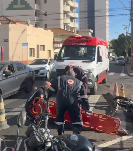 Motociclista fica ferido após carro avançar sinal de PARE em São Carlos