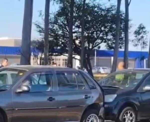 🚨 Engavetamento com cinco veículos é registrado na SP-215, em São Carlos