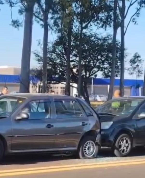 🚨 Engavetamento com cinco veículos é registrado na SP-215, em São Carlos