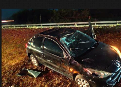 🚨 Capotamento na Washington Luís assusta motorista, mas ninguém fica ferido