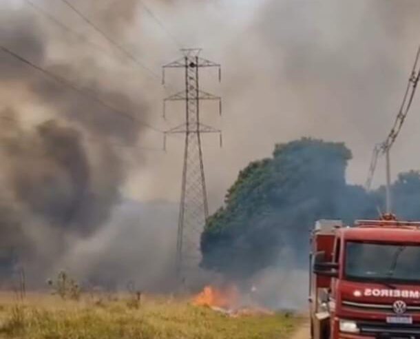Incêndio de grandes proporções mobiliza Bombeiros em São Carlos