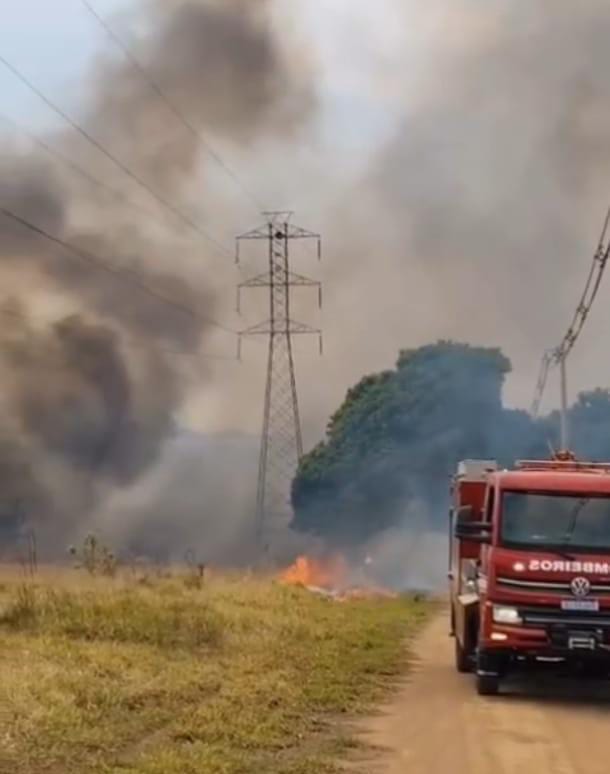 Incêndio de grandes proporções mobiliza Bombeiros em São Carlos