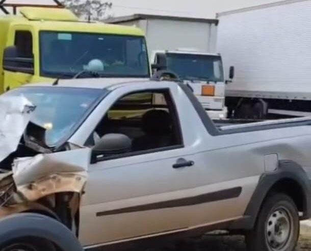 🚨 Engavetamento deixa motorista ferido na Rodovia Washington Luís 🚨