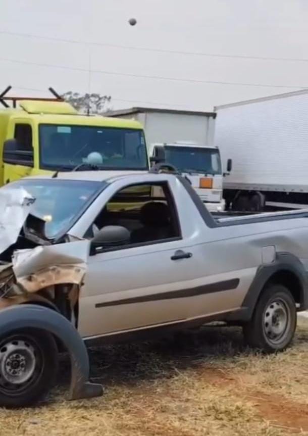 🚨 Engavetamento deixa motorista ferido na Rodovia Washington Luís 🚨