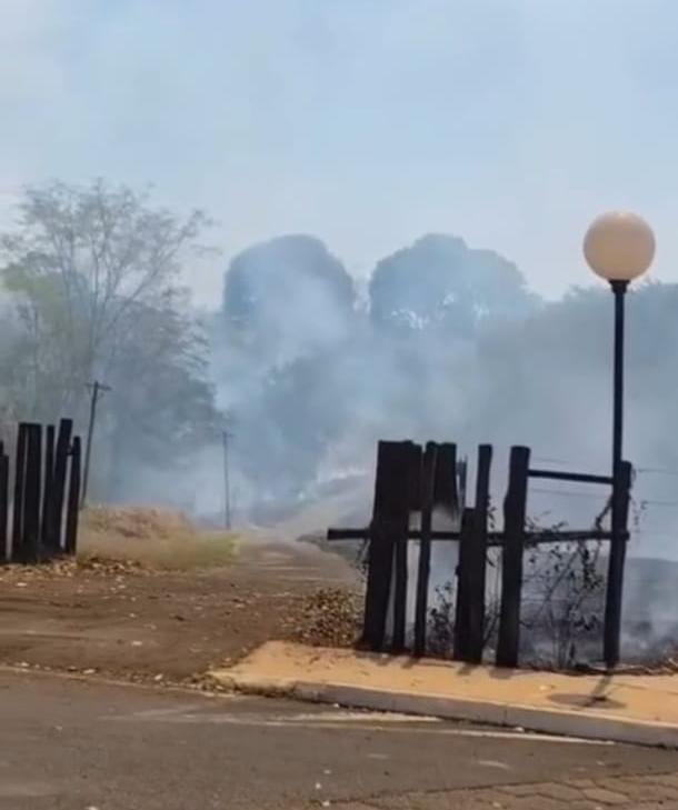 Incêndio atinge área de mata no bairro Santa Marta nesta quinta-feira (11)