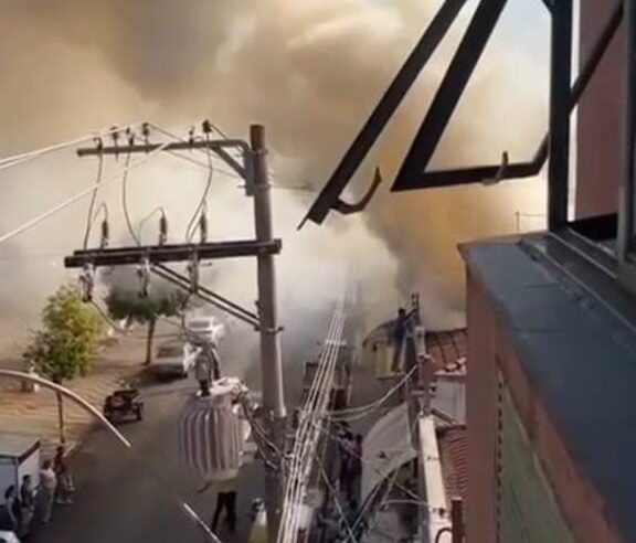 Incêndio de grandes proporções atinge pizzaria em Ribeirão Bonito