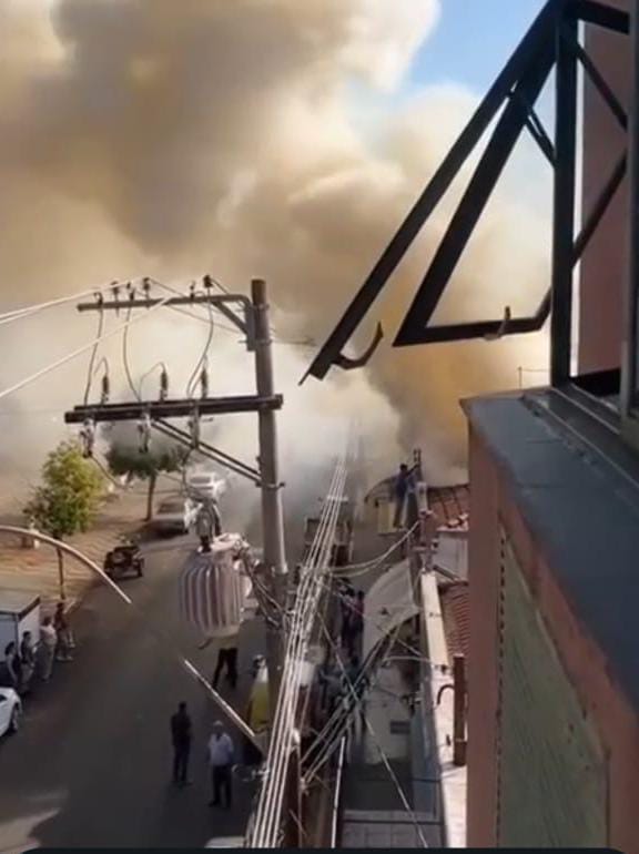 Incêndio de grandes proporções atinge pizzaria em Ribeirão Bonito