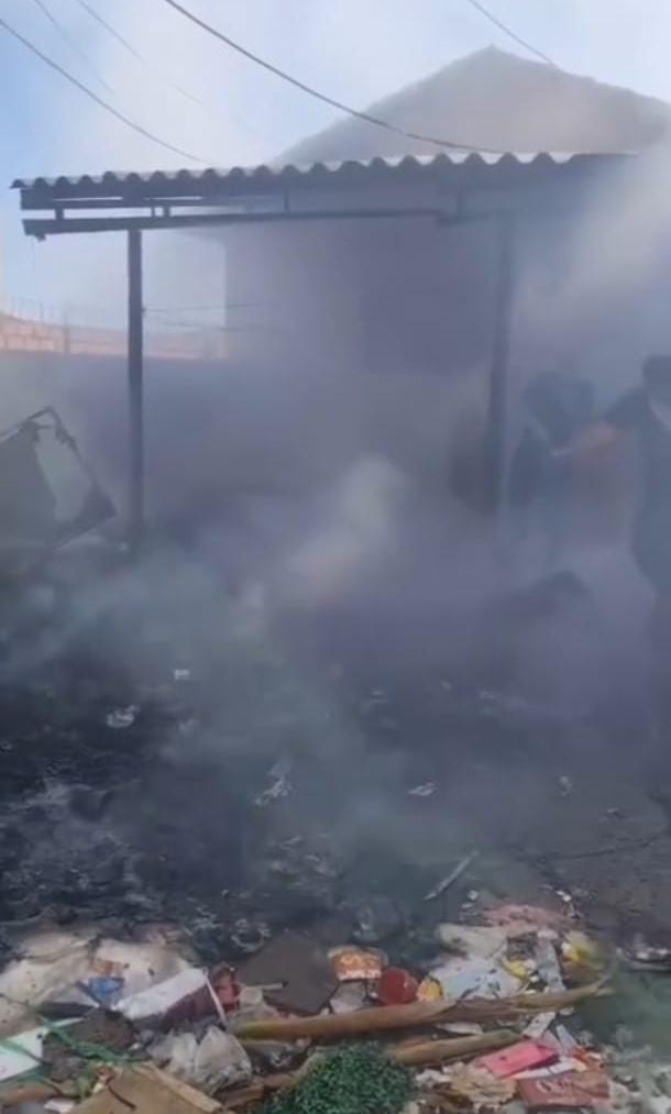 Incêndio atinge quintal de residência no Jardim Paulistano em São Carlos