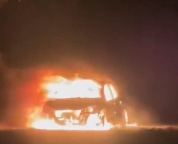 Incêndio de automóvel assusta moradores da Vila Monteiro, em São Carlos