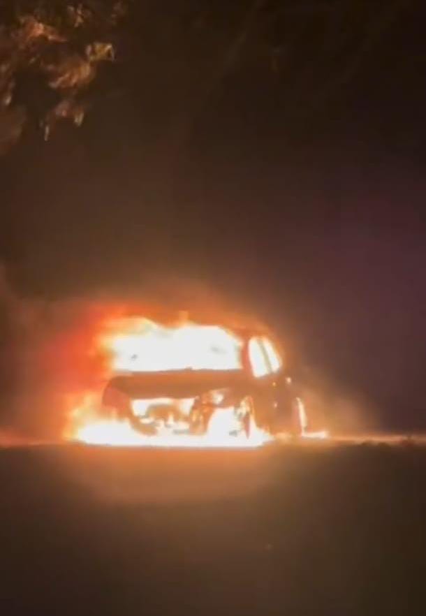 Incêndio de automóvel assusta moradores da Vila Monteiro, em São Carlos