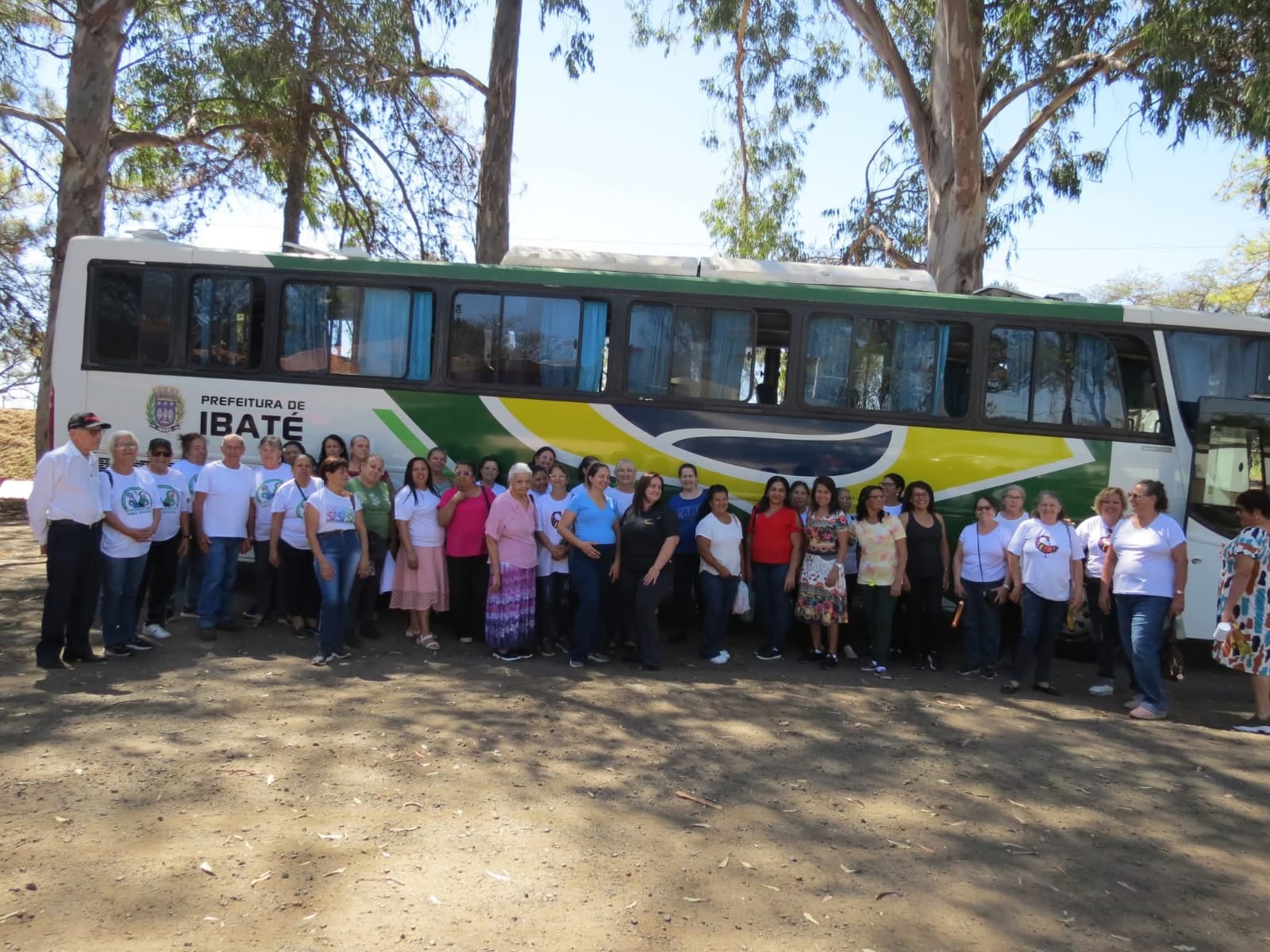 Grupo de Atividades Físicas para Idosos de Ibaté realiza passeio em Brotas