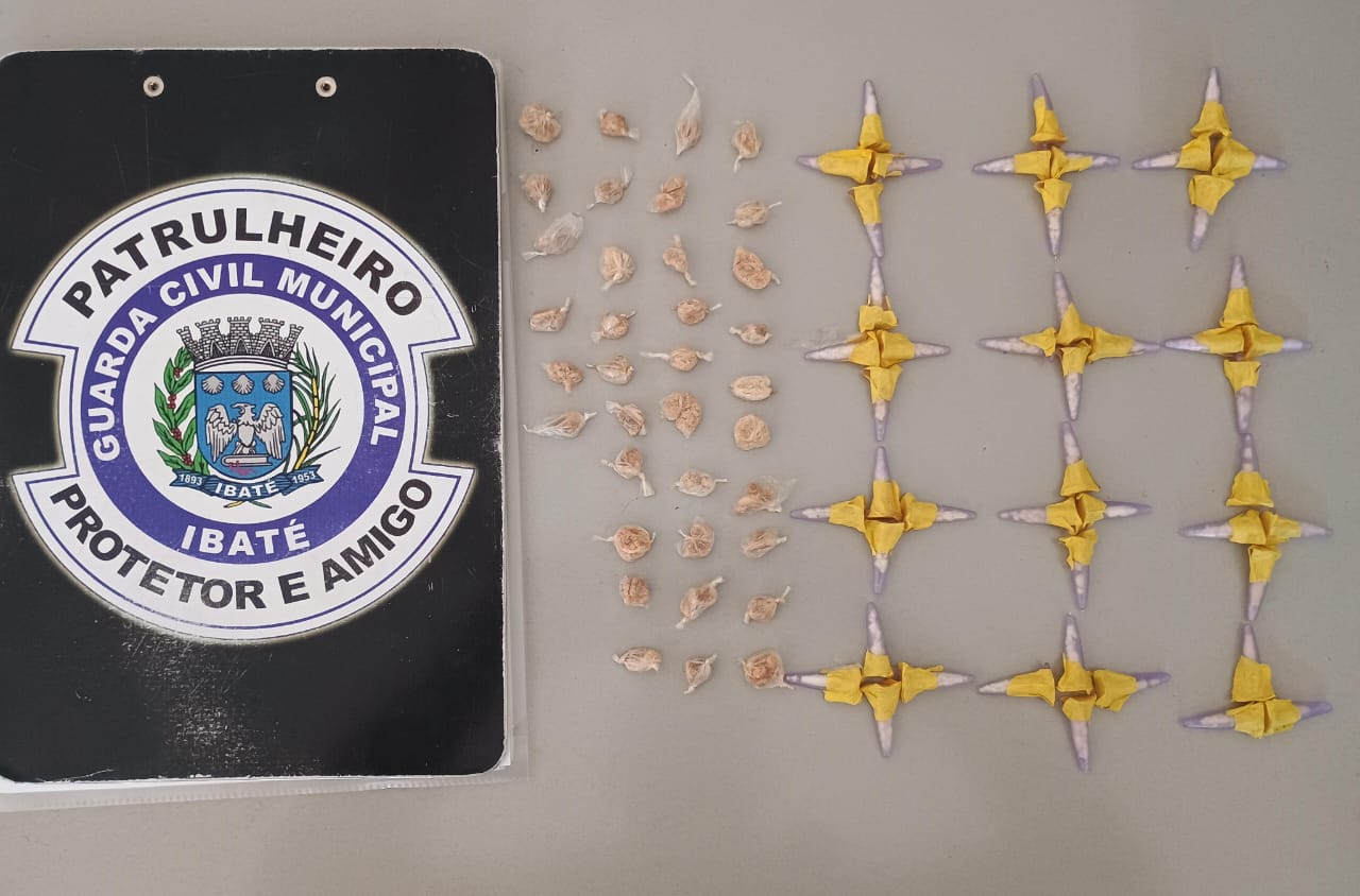A GCM apreende cocaína e crack no Jardim Cruzado, em Ibaté