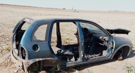 Carcaça de GM Corsa furtado é encontrada em área rural entre São Carlos e Ibaté
