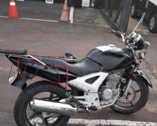 Polícia Militar recupera moto furtada após perseguição em São Carlos