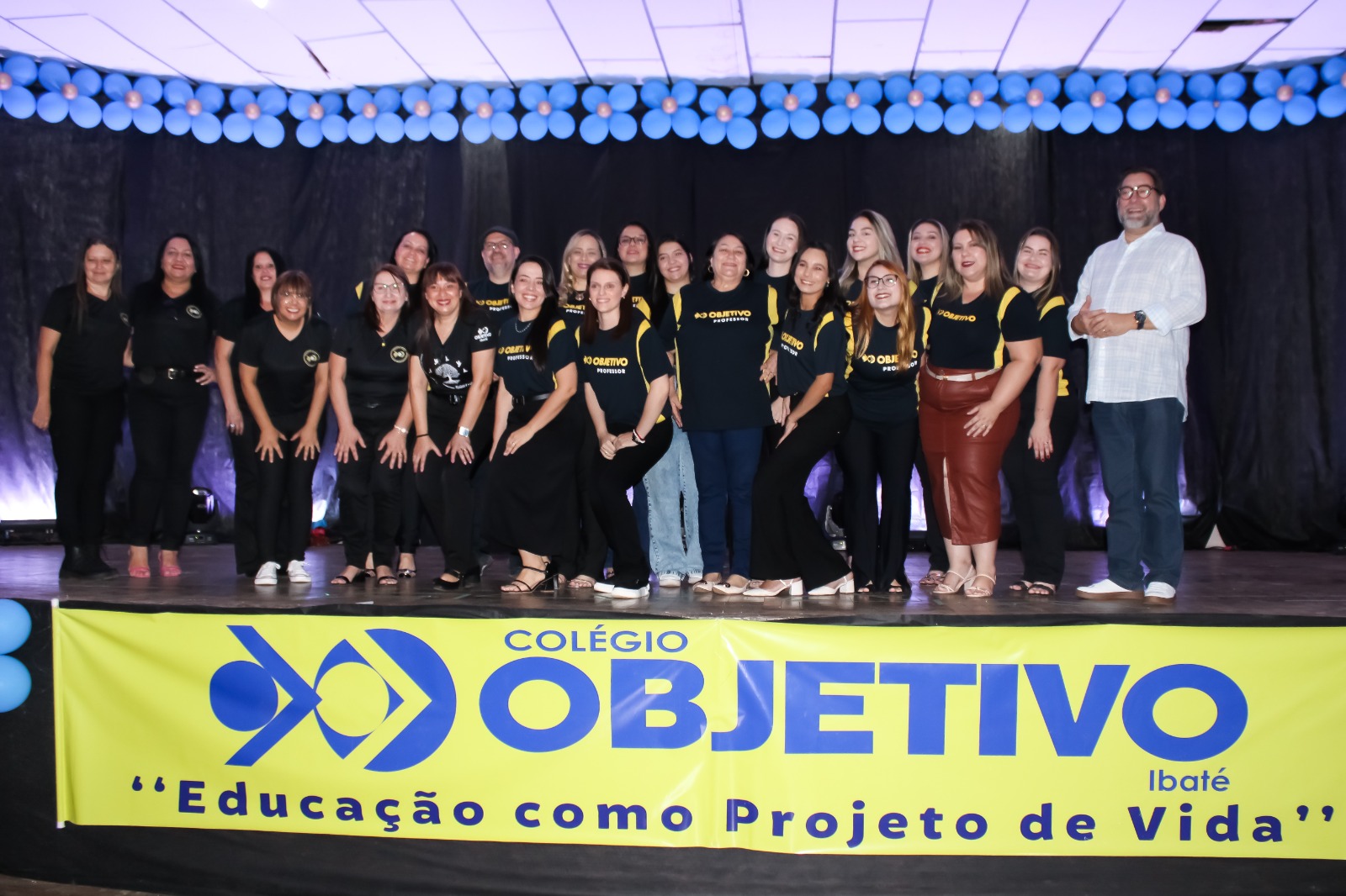 Noite de autógrafos do Colégio Objetivo Ibaté emociona pais e incentiva crianças a lerem e escreverem livros