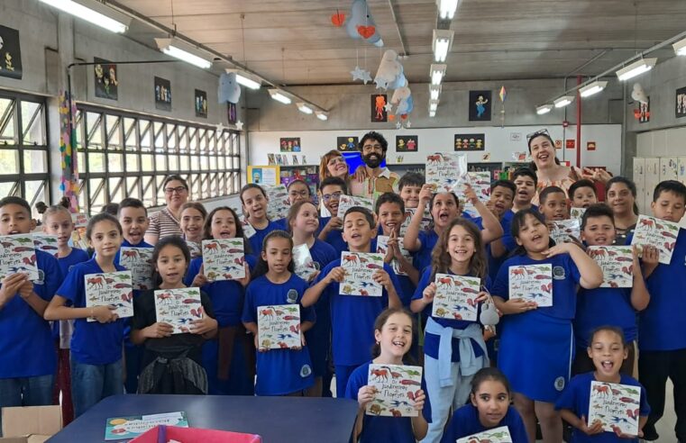 Alunos da Escola Antônio Deval participam de lançamento de livros na Biblioteca Municipal
